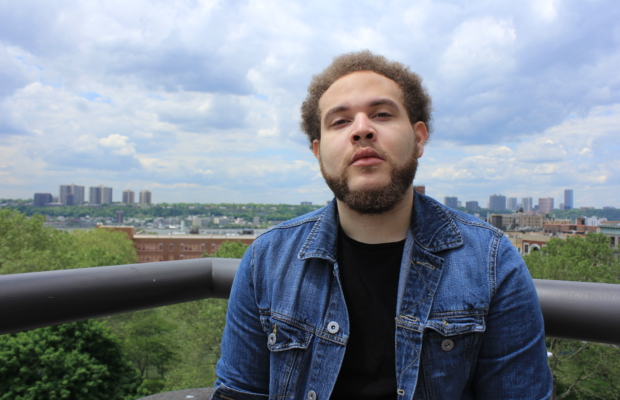 Saudy Familia anuncia el lanzamiento de su último sencillo «Holding In»