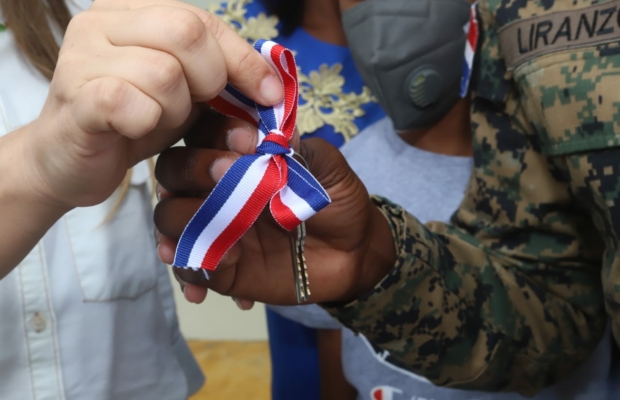 Entregan casa amueblada a cabo del Ejercito en Elías Piña