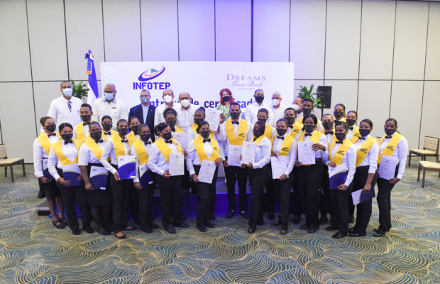 Jóvenes de INFOTEP contratados en el Dreams Macao Beach Punta Cana