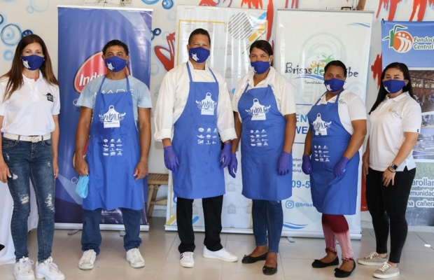 Mandiles de Esperanza impacta a 400 familias en Barahona