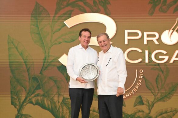 El ministro Víctor -Ito- Bisonó fue distinguido por Hendrik Kelner.