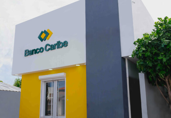 Foto 2, Fachada de la nueva sucursal de Banco Caribe en Cabrera, Nagua.