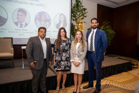 DSC06477 Mario Lara Valdez, Laura Fernandez, Alejandra Perez y Orlando Gomez.