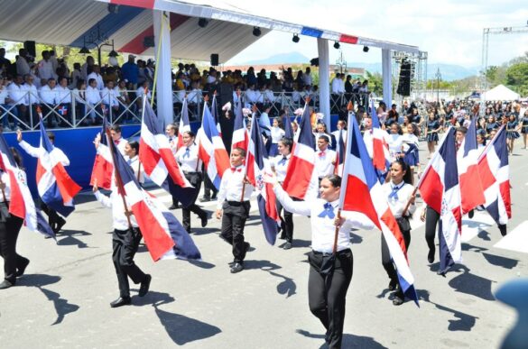 Estudiantes desfilen orgullosos en el acto.
