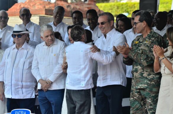 Juan Pablo Uribe, recibe el saludo del presidente Luis Abinader, luego de su discurso.