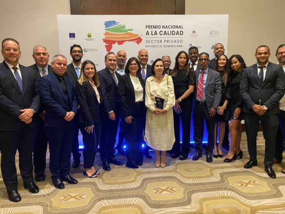 Doña Georgia Anne Reid al Centro juanto a Colaboradores de la Empresa