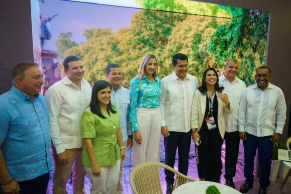 Foto 2, Ministro de Turismo, David Collado, durante su visita al stand de Ciudad Colonial de Santo Domingo.
