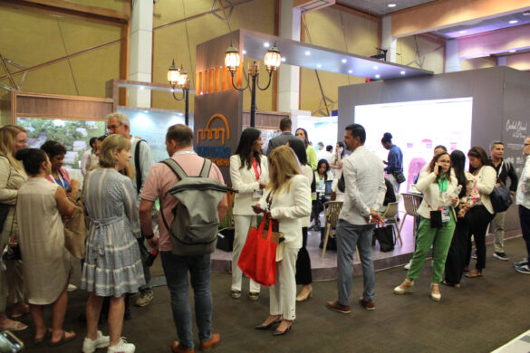 Foto 3, El stand de Ciudad Colonial, donde la delegación agota una intensa agenda de trabajo.