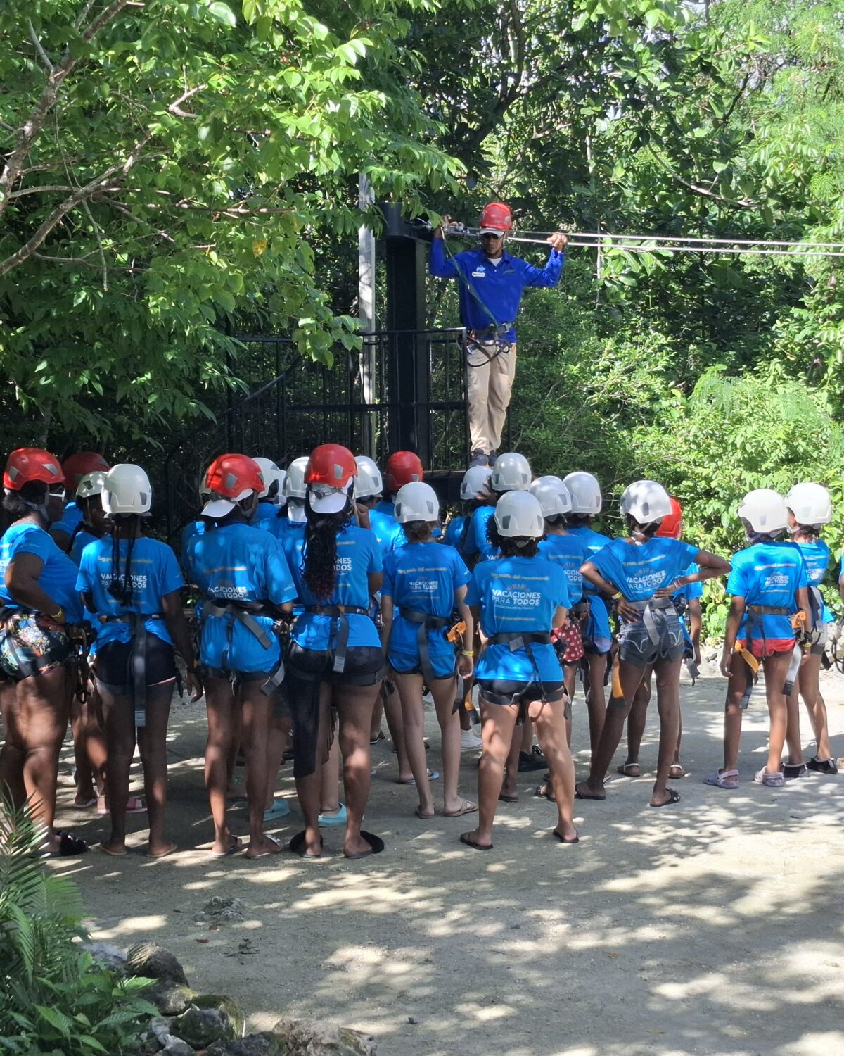 Bávaro Adventure Park y Royal Holiday llevan esperanza y alegría a niñas en situación vulnerable