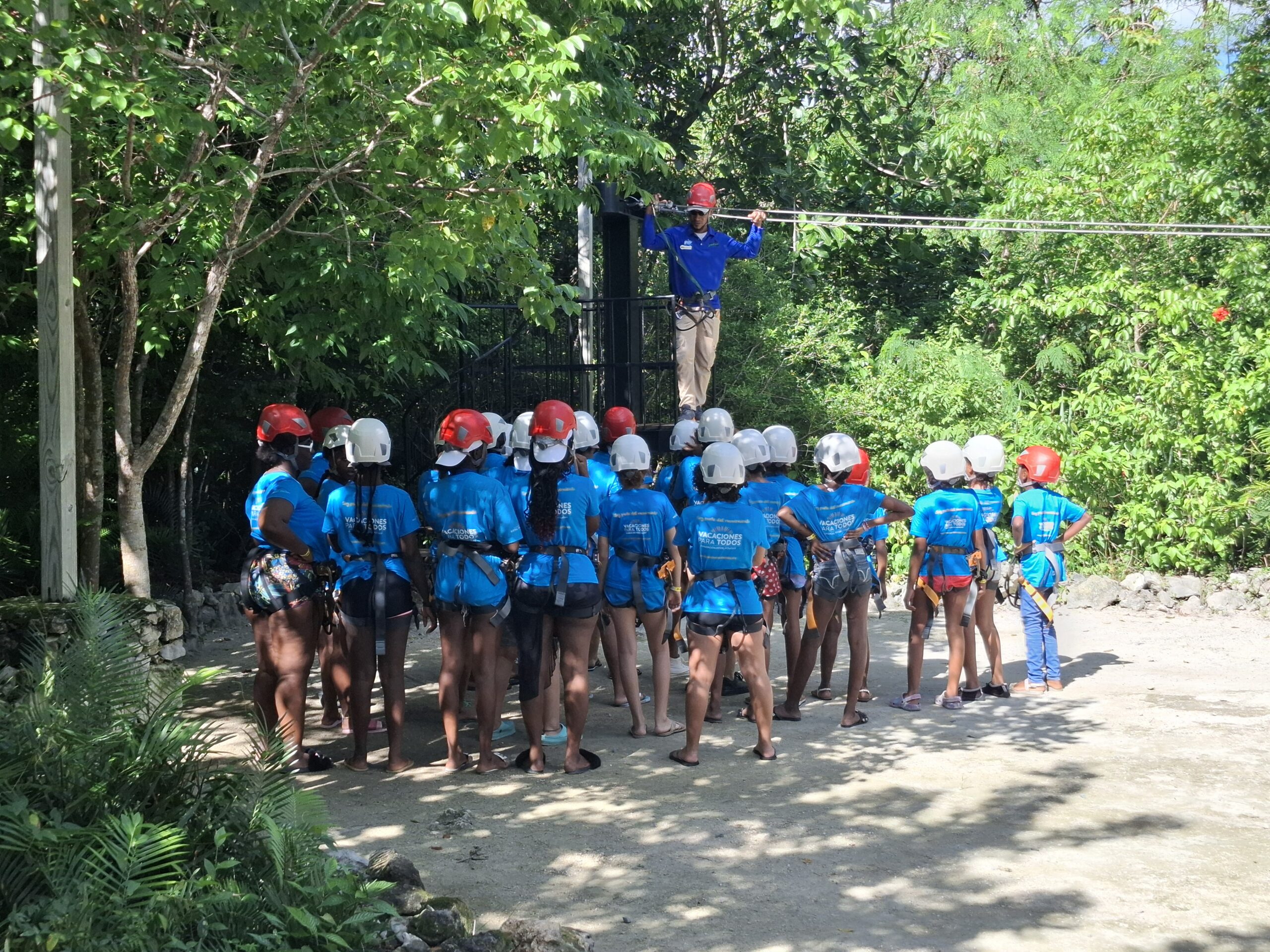 Bávaro Adventure Park y Royal Holiday llevan esperanza y alegría a niñas en situación vulnerable