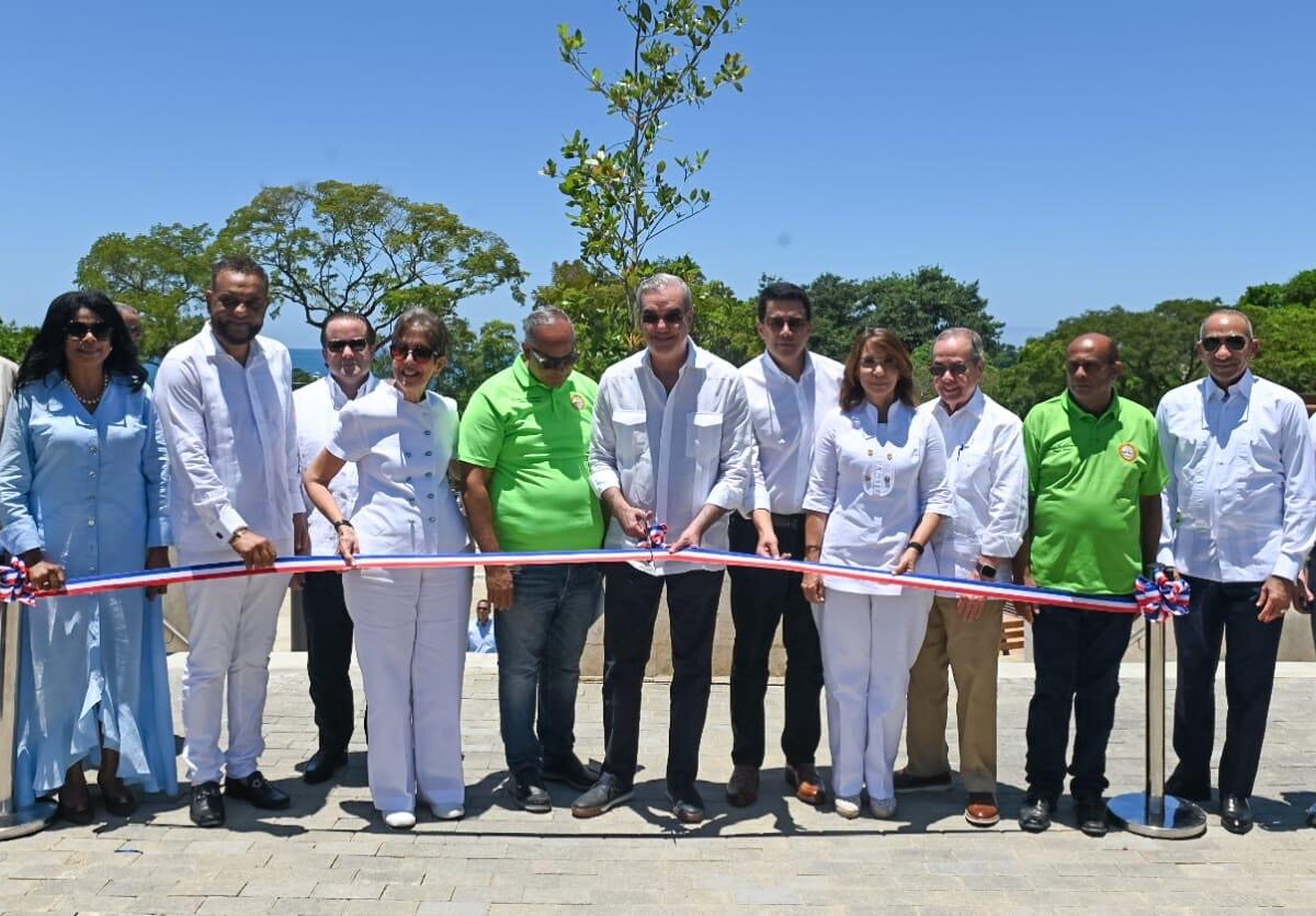 Abinader y Collado inauguran renovación de playa Sosúa y moderna plaza de vendedores