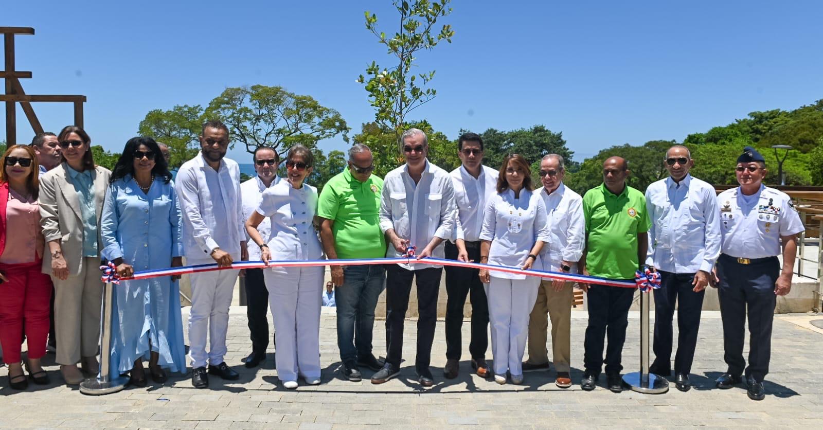 Abinader y Collado inauguran renovación de playa Sosúa y moderna plaza de vendedores