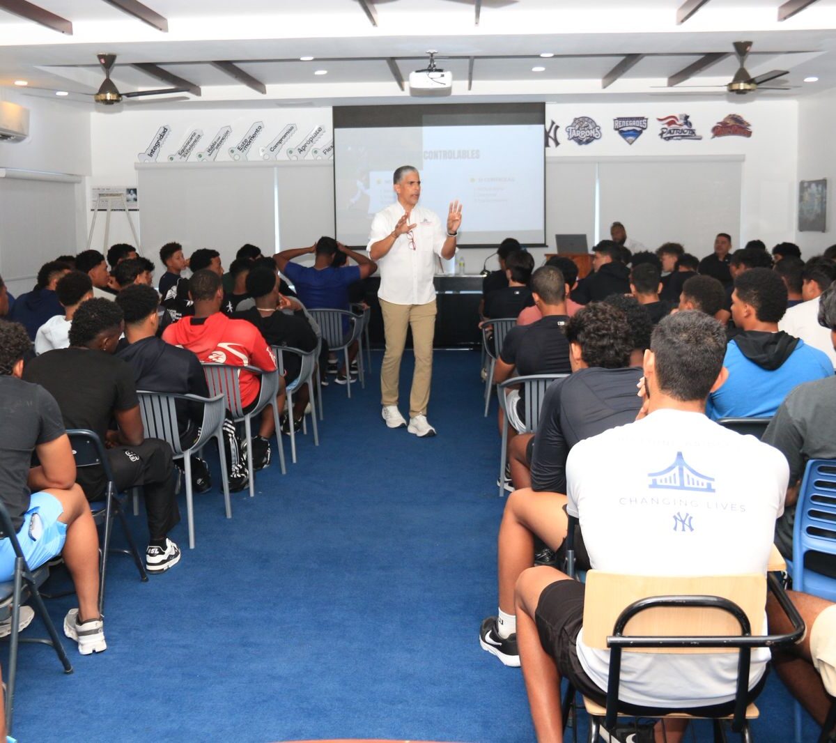 Prospectos de los Yankees participan en charlade integridad y liderazgo impartida por la DCNB