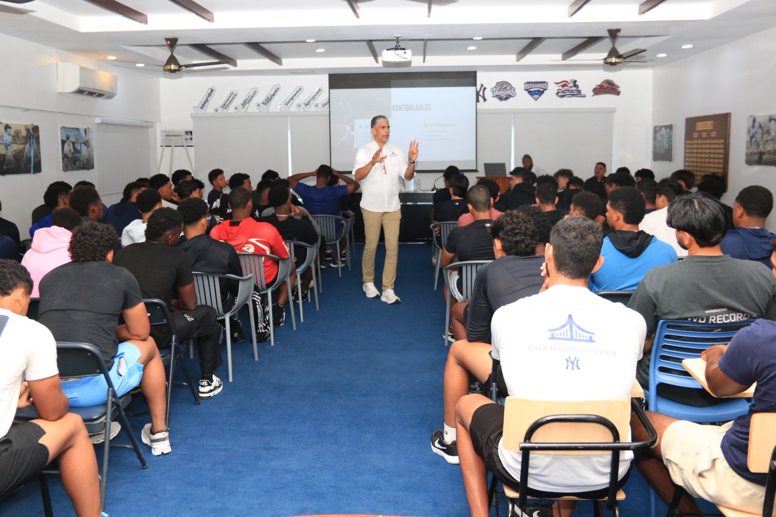 Prospectos de los Yankees participan en charlade integridad y liderazgo impartida por la DCNB