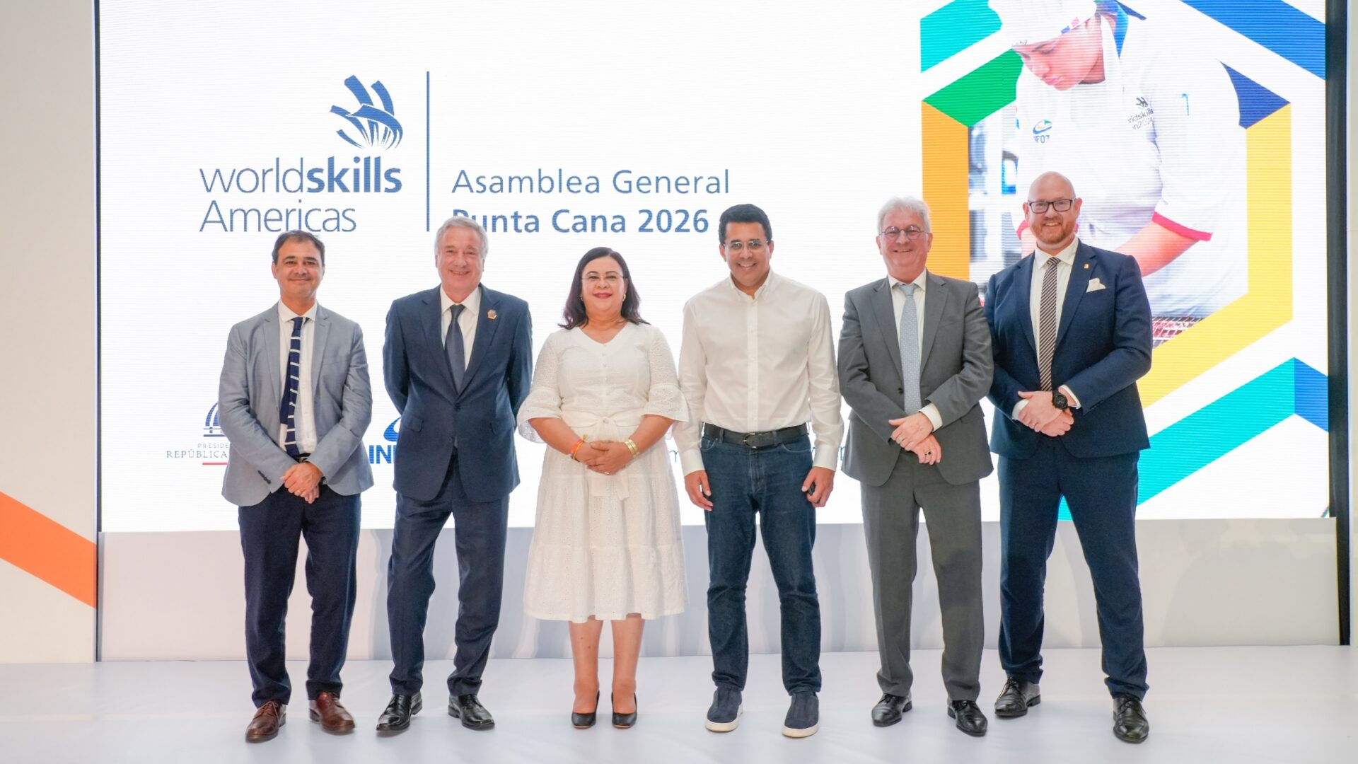 Collado destaca formación técnica como pilar del crecimiento turístico en cumbre internacional en Punta Cana