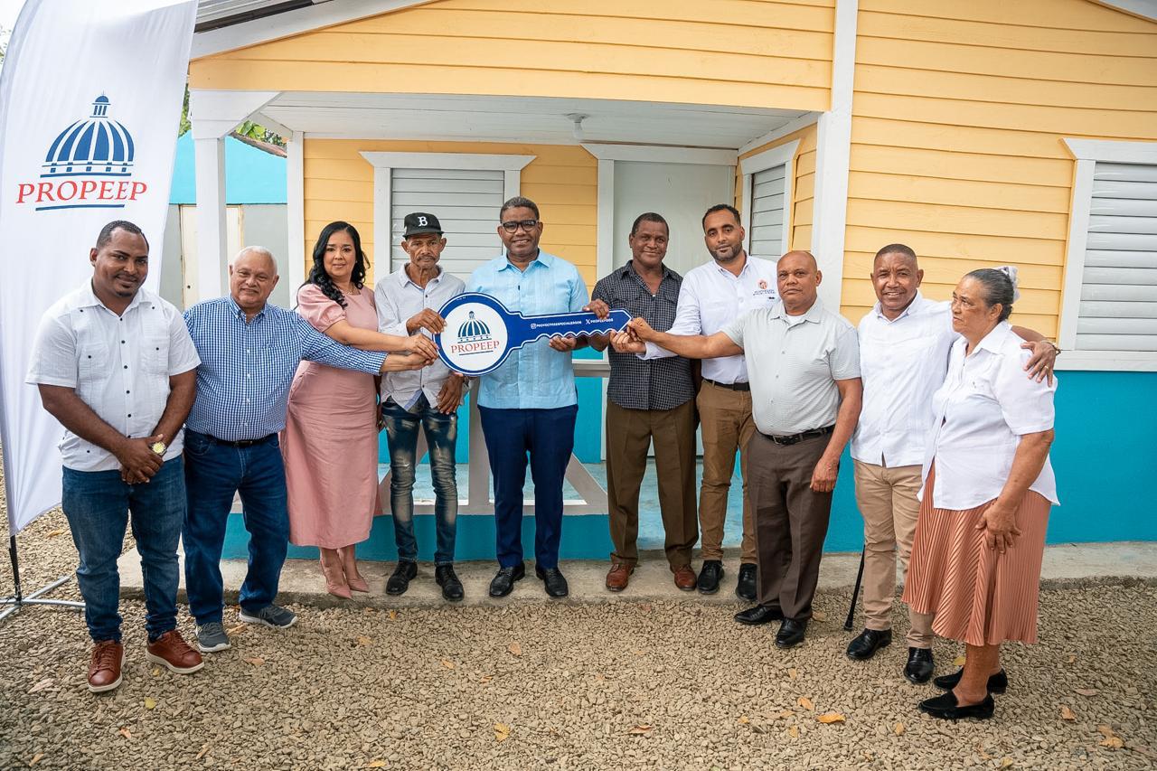 Propeep construye viviendas a dos familias en condiciones vulnerables en Piña Vieja y Comedero Arriba de Cotuí