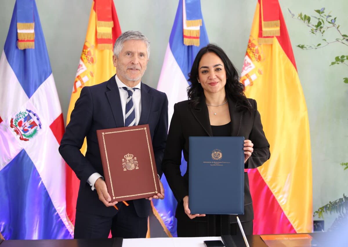 Ministra de Interior y Policía, Faride Raful, firma tratado internacional con España para fortalecer la prevención y detección del crimen organizado