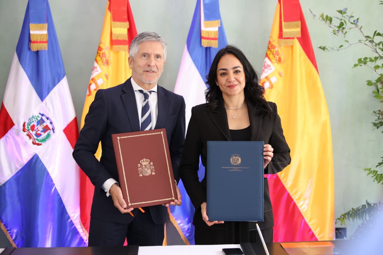 Ministra de Interior y Policía, Faride Raful, firma tratado internacional con España para fortalecer la prevención y detección del crimen organizado