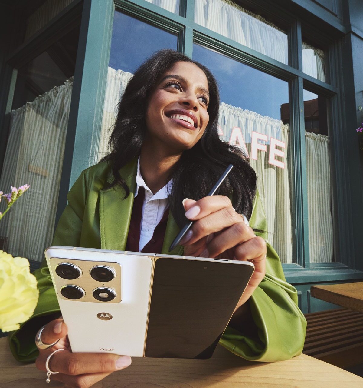 Motorola introduce en República Dominicana el razr fold, su primer plegable tipo libro orientado a productividad e innovación