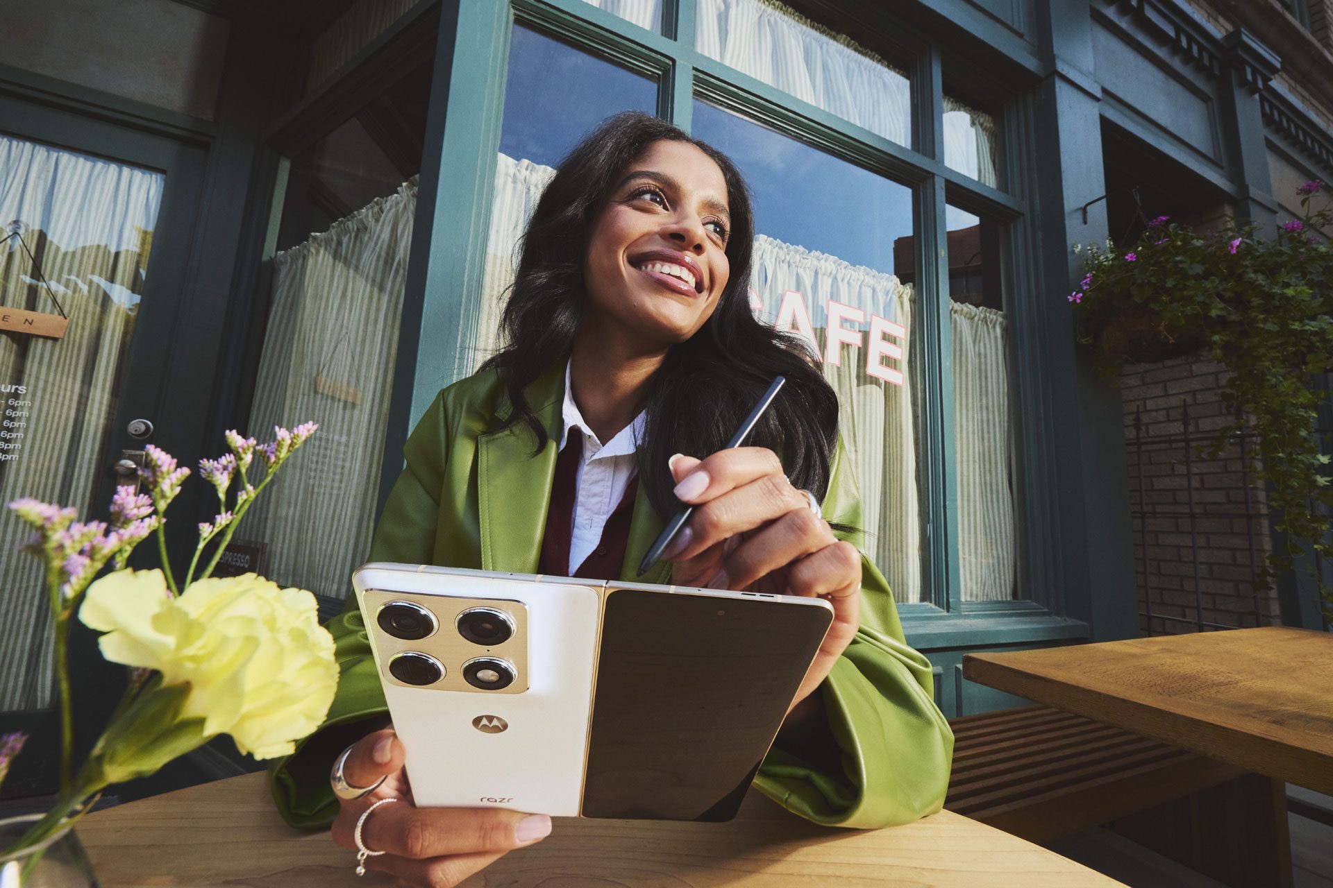 Motorola introduce en República Dominicana el razr fold, su primer plegable tipo libro orientado a productividad e innovación