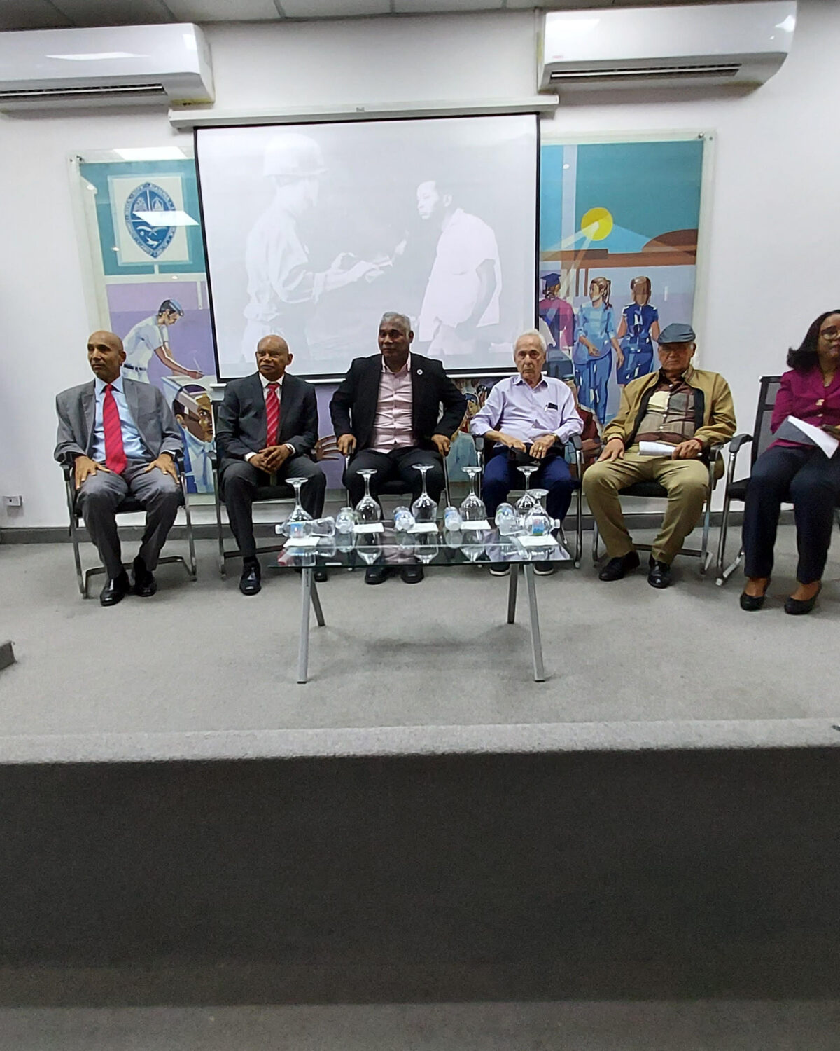 UASD analiza el rol de los medios en la Guerra de Abril desde una visión crítica y académica