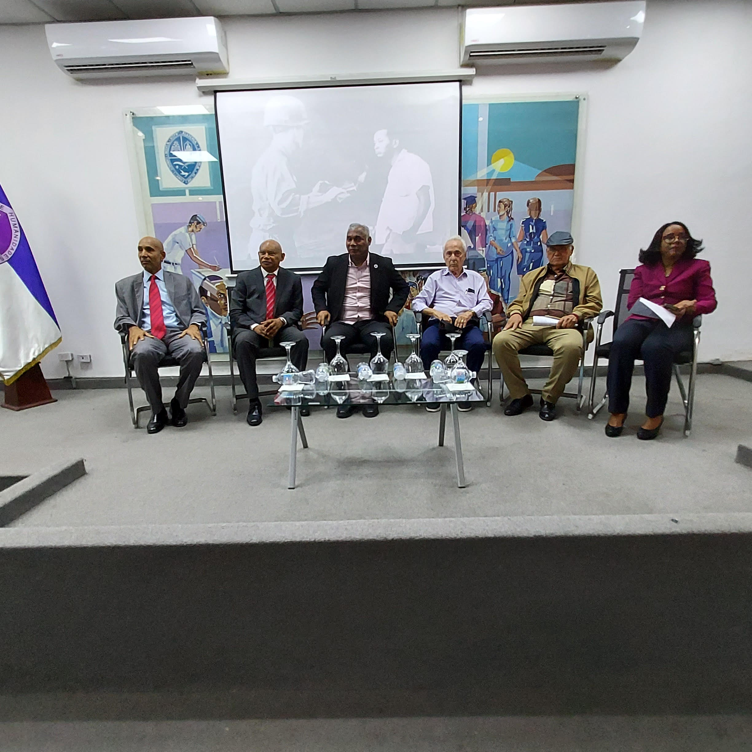 UASD analiza el rol de los medios en la Guerra de Abril desde una visión crítica y académica