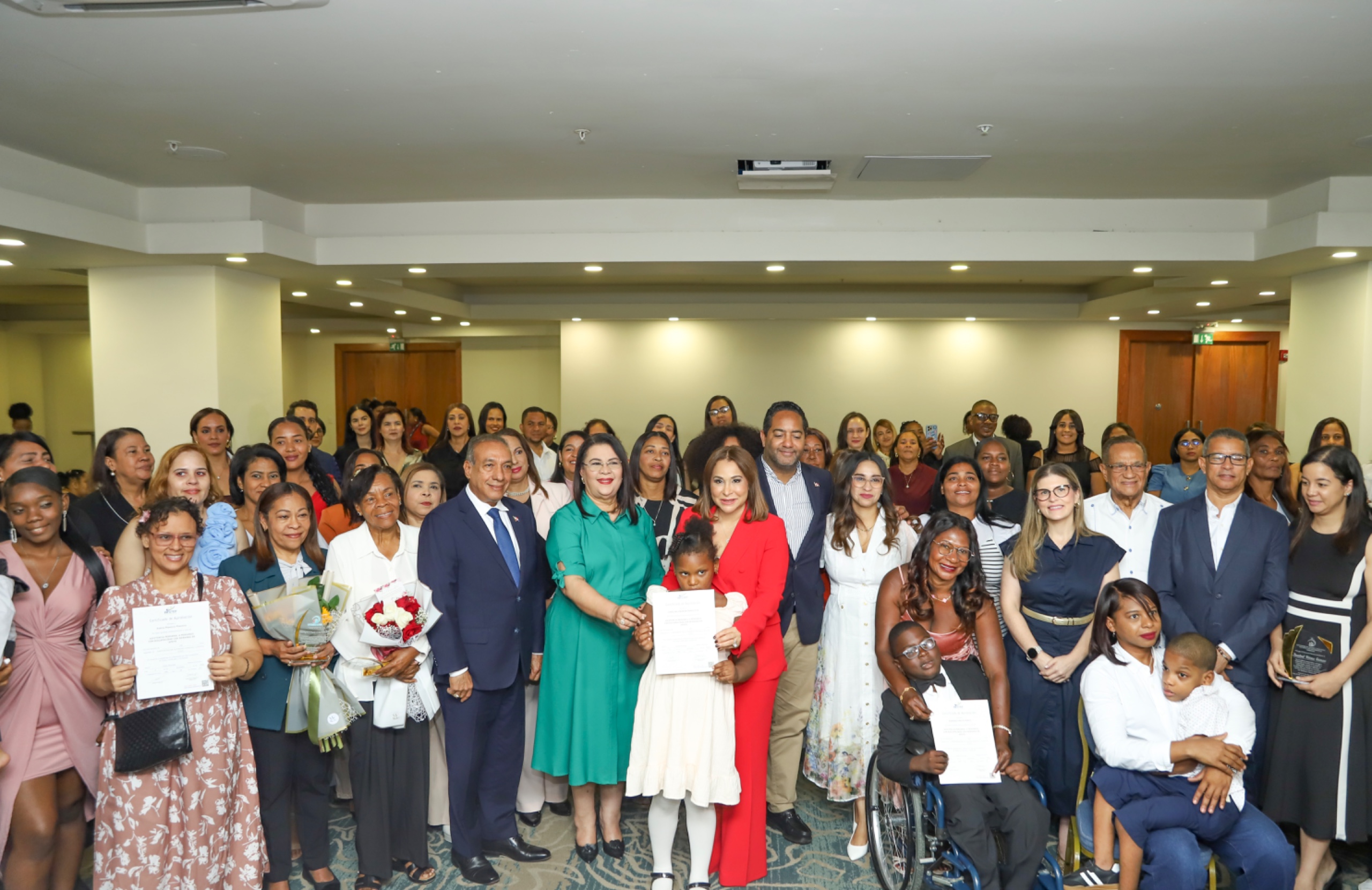 Supérate impulsa formación en cuidados inclusivos y gradúa a padres de niños con discapacidad