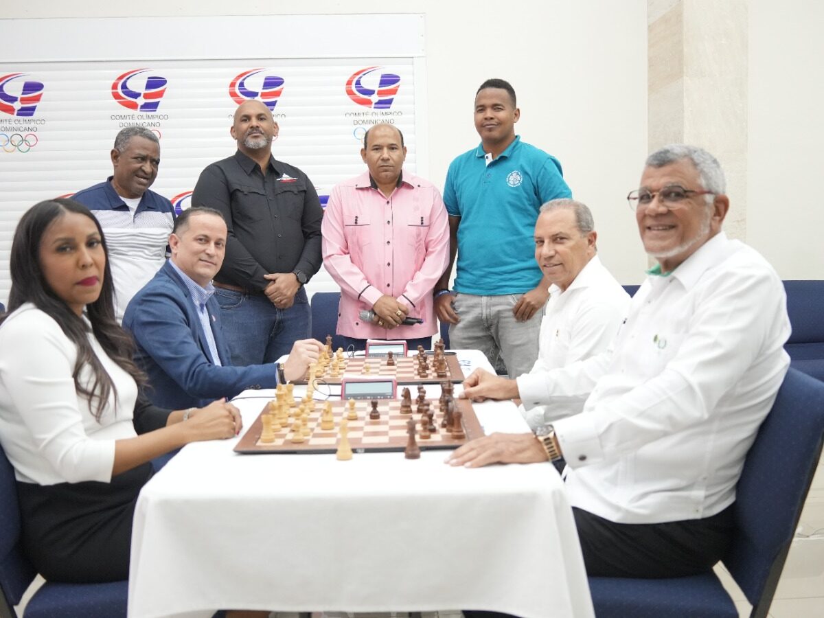 Federación Dominicana de Ajedrez reconoce a Omayra Aybar y Roberto Santana en la apertura del Campeonato Nacional Superior 2026