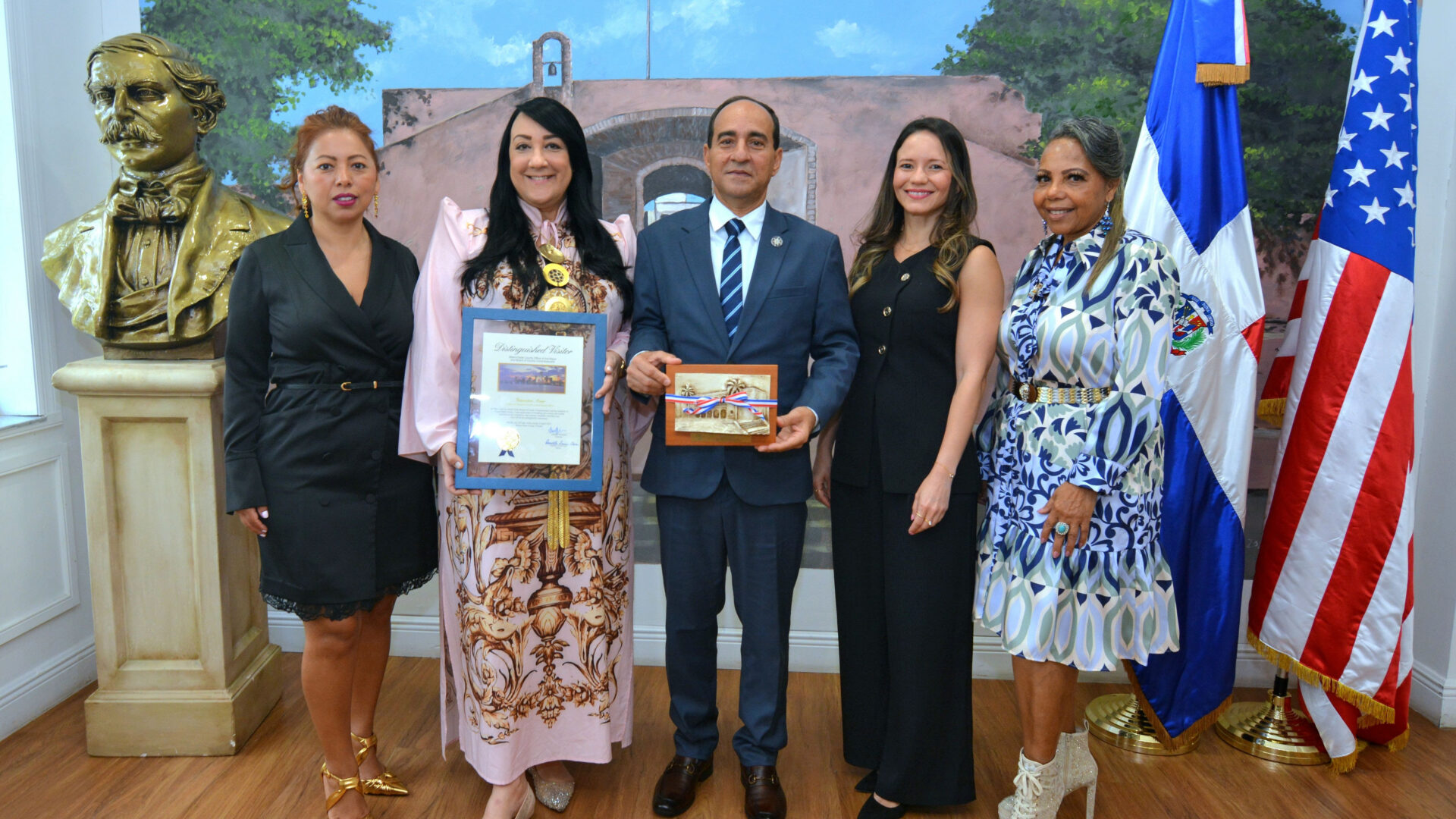 Miami-Dade y Consulado Dominicano reconocen trayectoria internacional de Giannina Azar