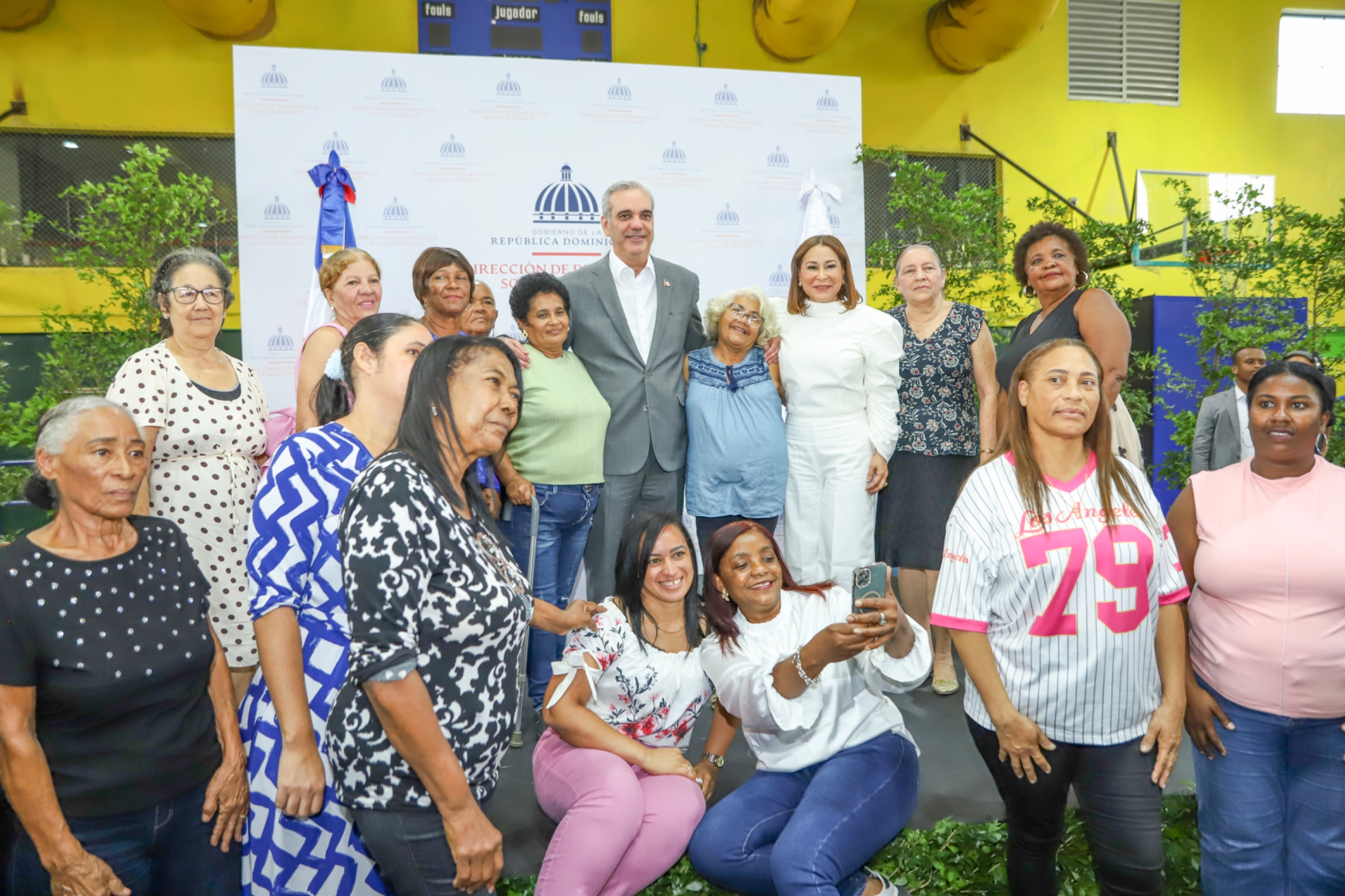 Gobierno inicia entrega de “El Cariñito” para beneficiar a un millón de madres dominicanas
