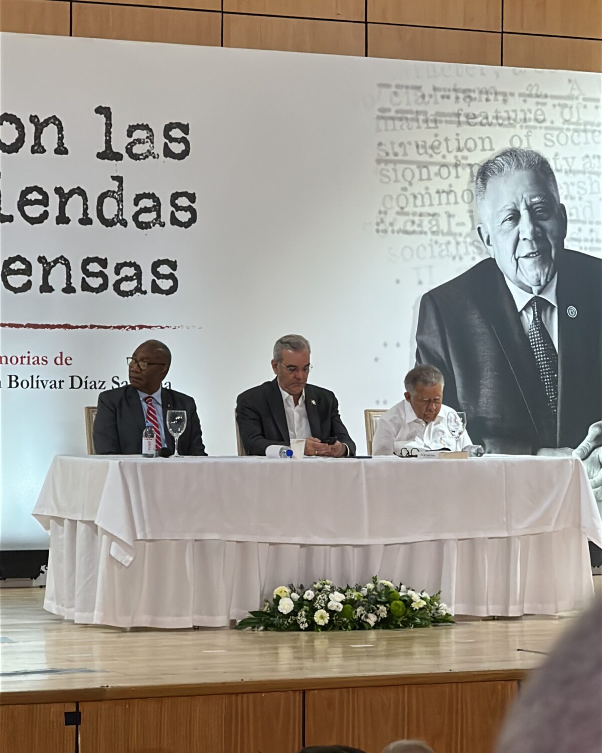Con las riendas tensas: Juan Bolívar Díaz presenta sus memorias ante la historia y la patria