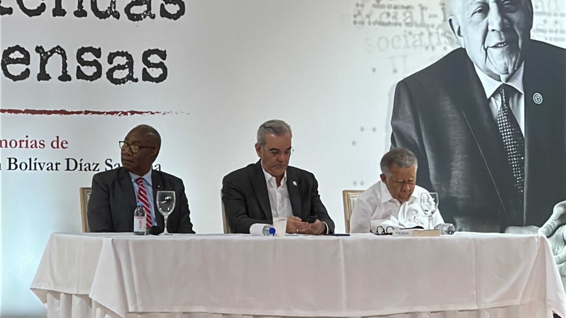 Con las riendas tensas: Juan Bolívar Díaz presenta sus memorias ante la historia y la patria