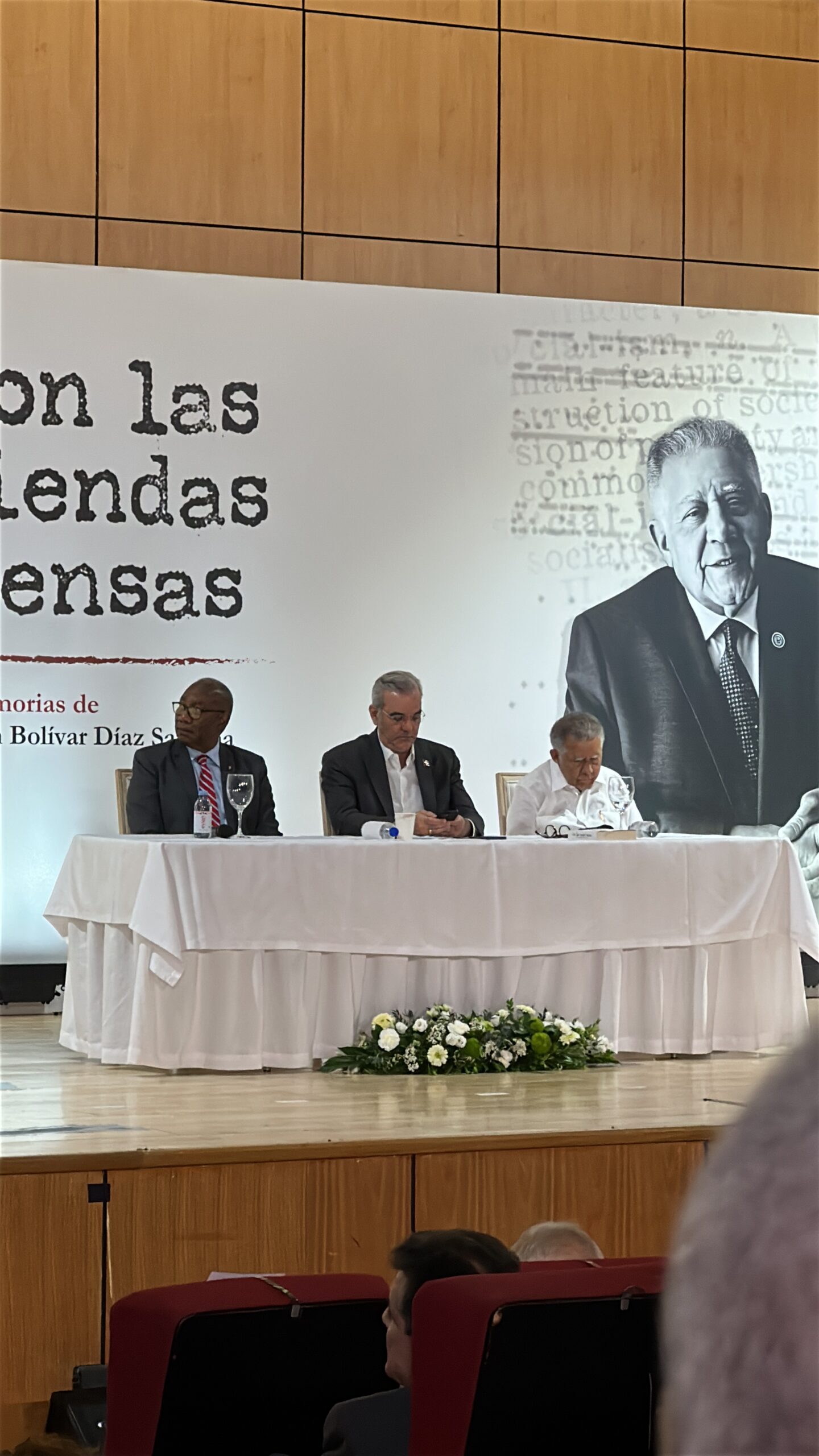 Con las riendas tensas: Juan Bolívar Díaz presenta sus memorias ante la historia y la patria
