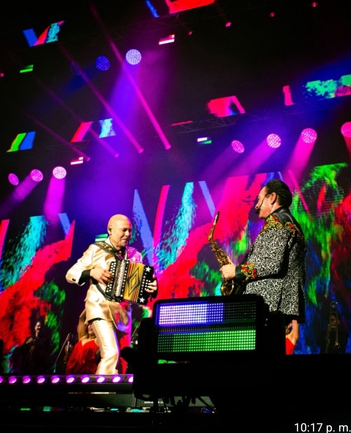 El Prodigio conquista al público durante concierto de Los Tigres del Norte en Santo Domingo