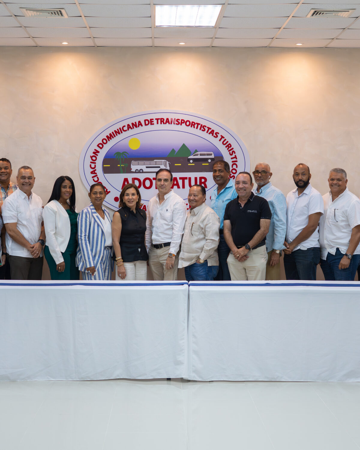 Centro Cultural Rainieri y ADOTRATUR impulsan acceso de estudiantes a la cultura en Punta Cana
