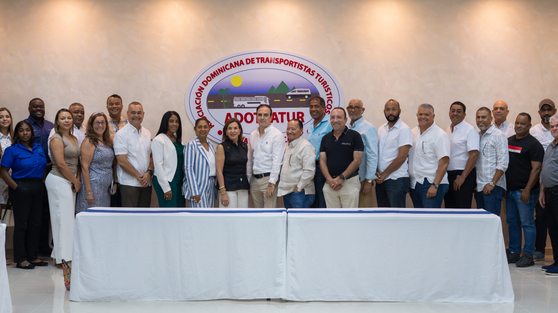 Centro Cultural Rainieri y ADOTRATUR impulsan acceso de estudiantes a la cultura en Punta Cana