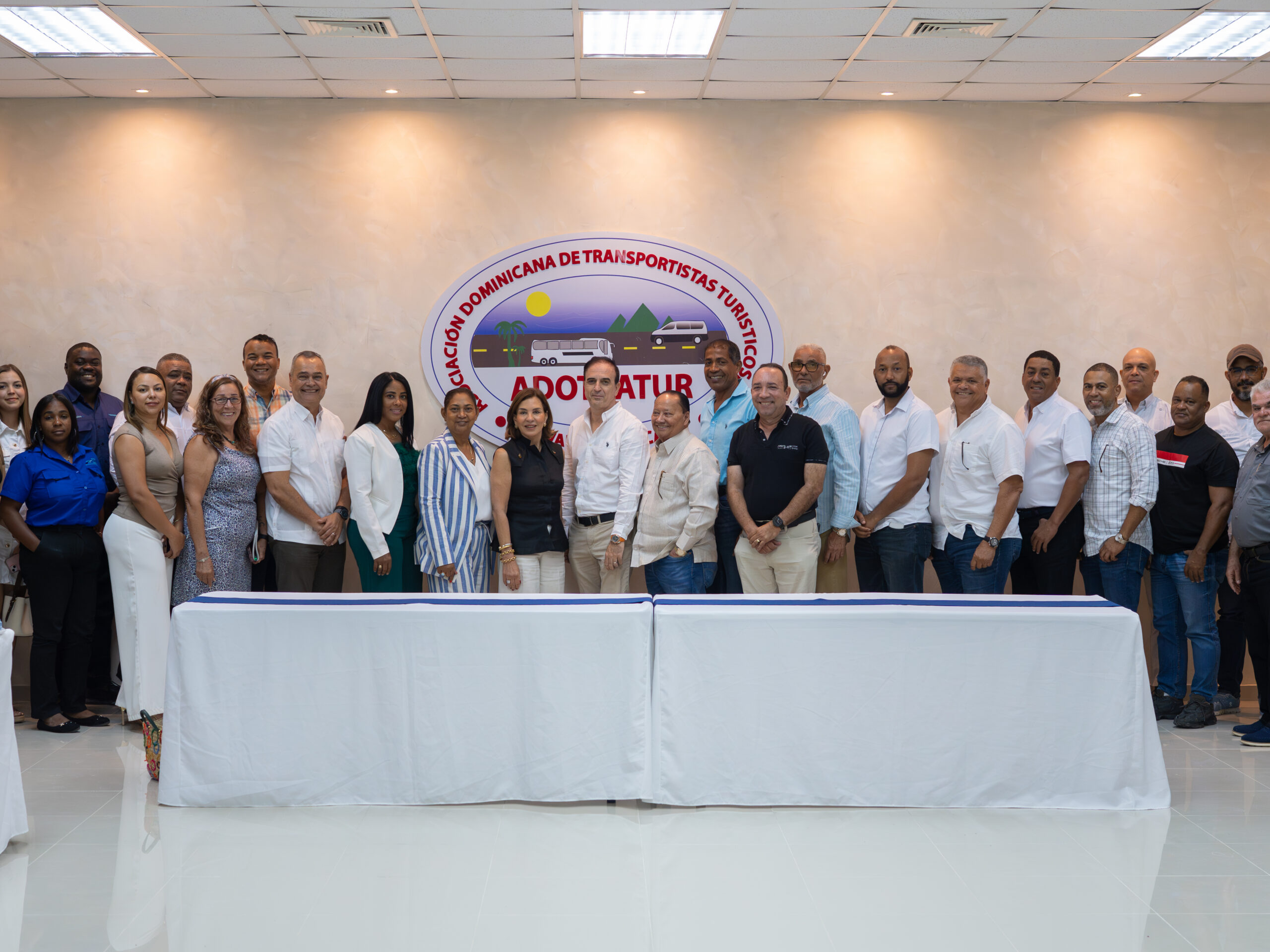 Centro Cultural Rainieri y ADOTRATUR impulsan acceso de estudiantes a la cultura en Punta Cana