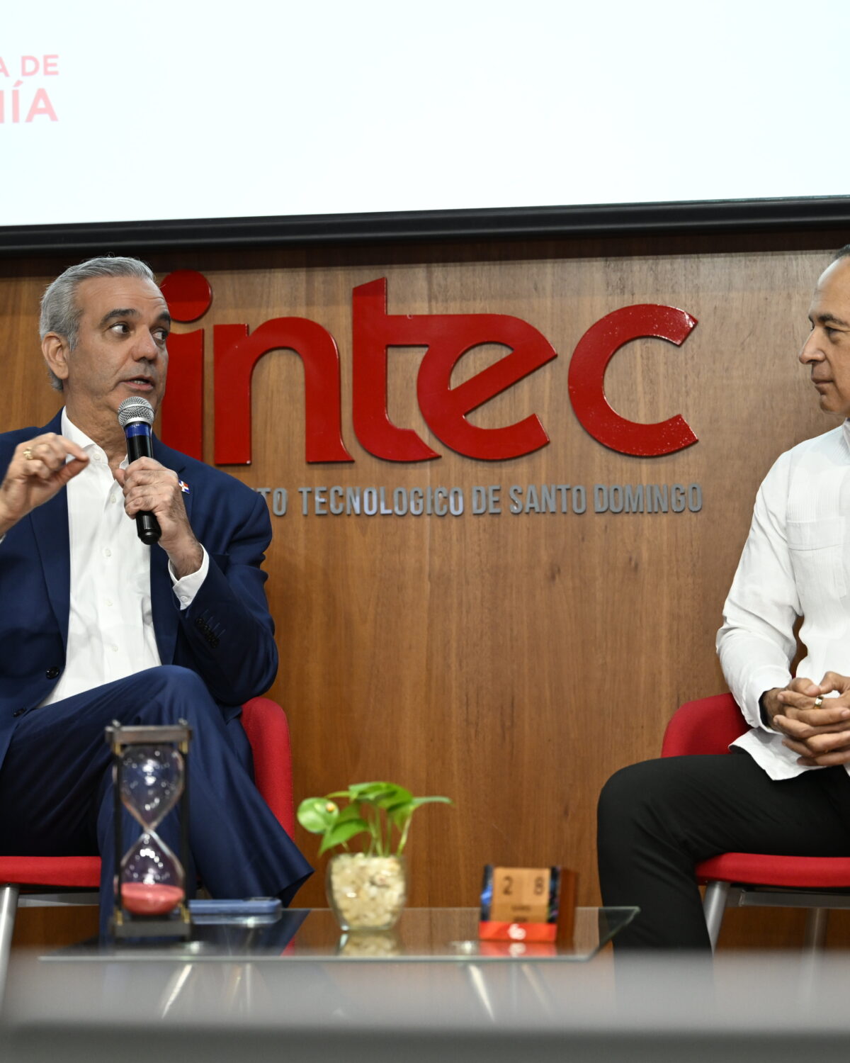 Abinader revela reducción histórica de la pobreza y plantea eliminar anticipo a las mipymes durante encuentro en INTEC