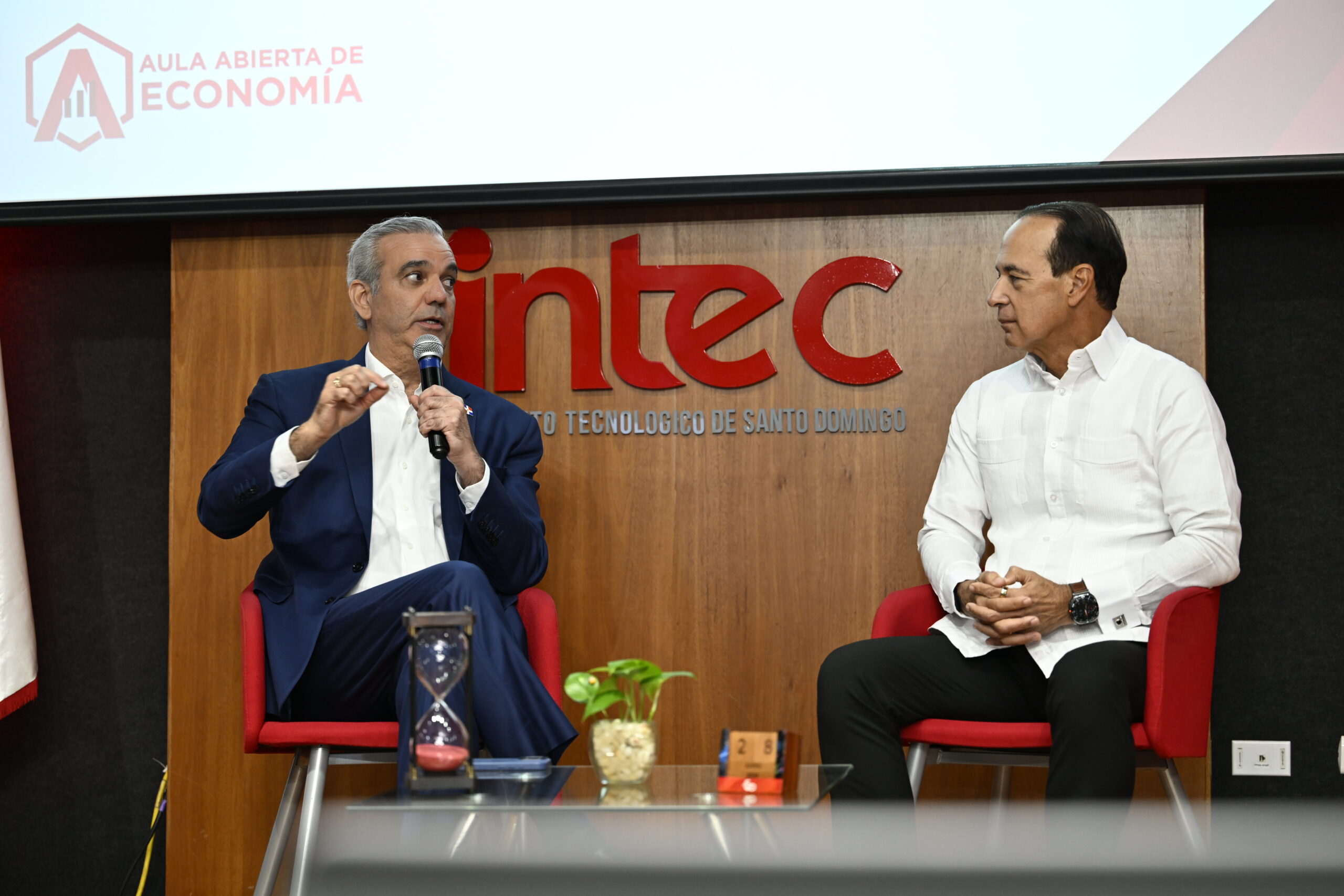 Abinader revela reducción histórica de la pobreza y plantea eliminar anticipo a las mipymes durante encuentro en INTEC