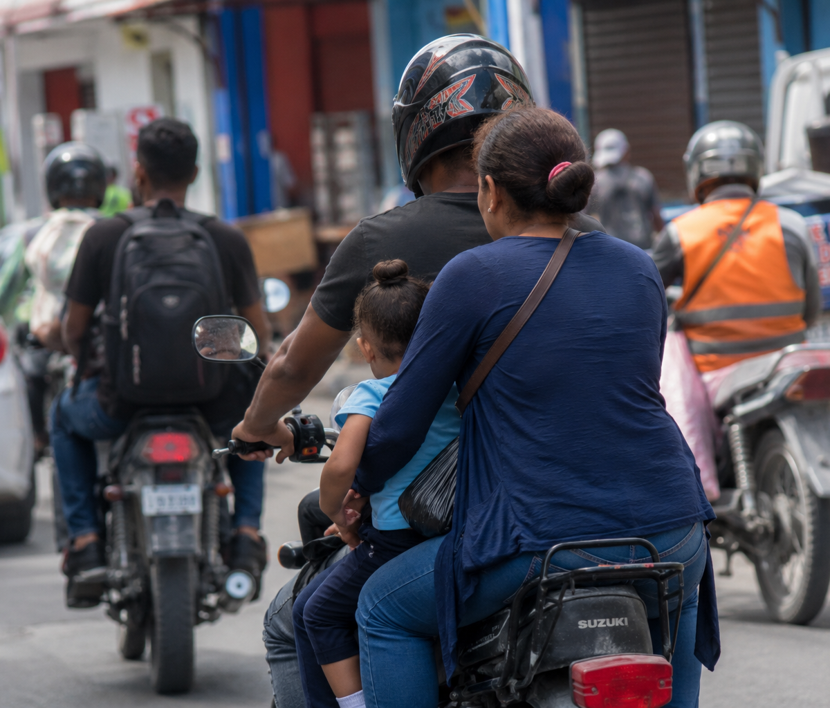 Entre la seguridad y la realidad social: el debate sobre el uso obligatorio de cascos en motocicletas