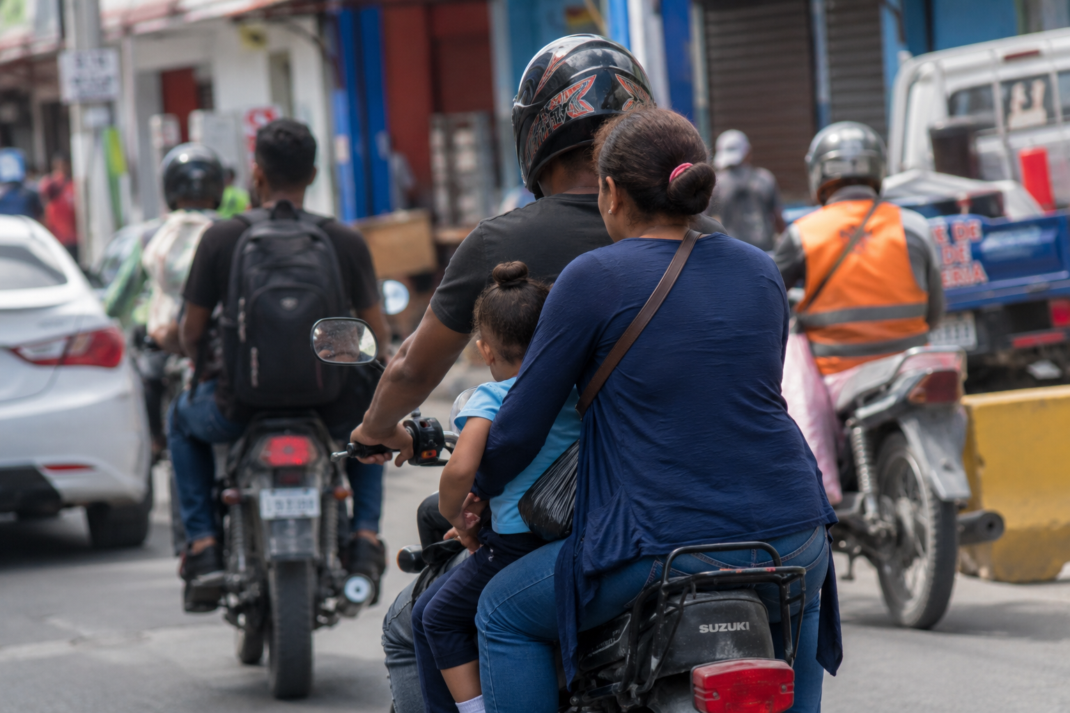 Entre la seguridad y la realidad social: el debate sobre el uso obligatorio de cascos en motocicletas