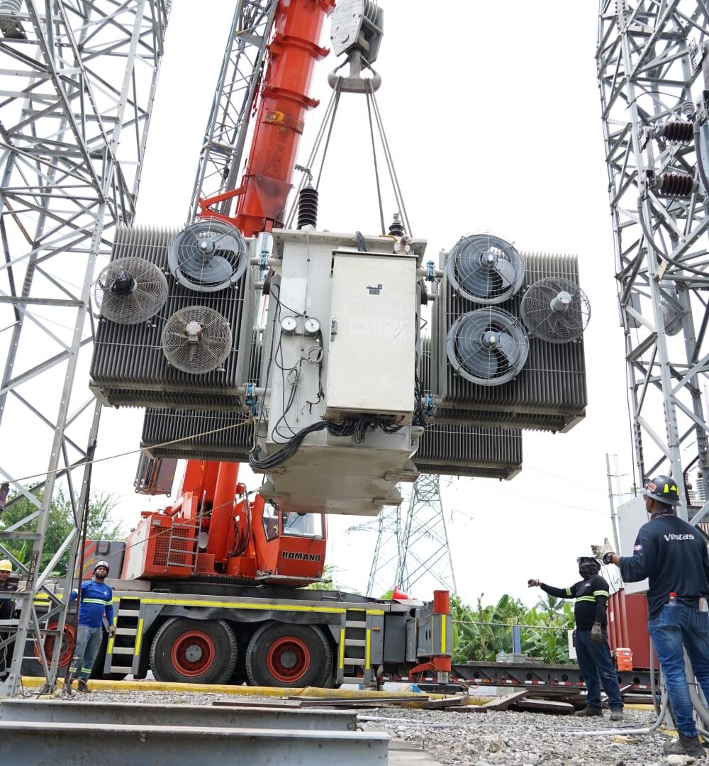 Edesur fortalece servicio en Peravia con instalación de un transformador de potencia en Subestación Eléctrica Pizarrete