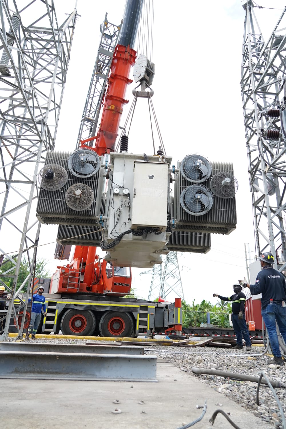 Edesur fortalece servicio en Peravia con instalación de un transformador de potencia en Subestación Eléctrica Pizarrete