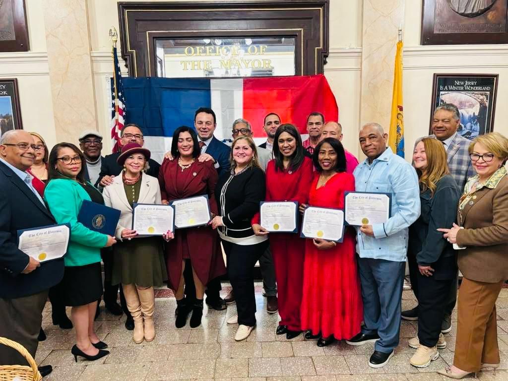 Paterson reconoce a comunicadores dominicanos por su impacto en el exterior