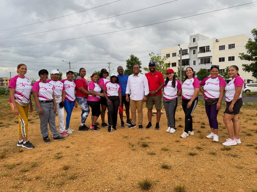 Liga Deportiva Quezada celebra el Día de las Madres con emotivo partido de softbol