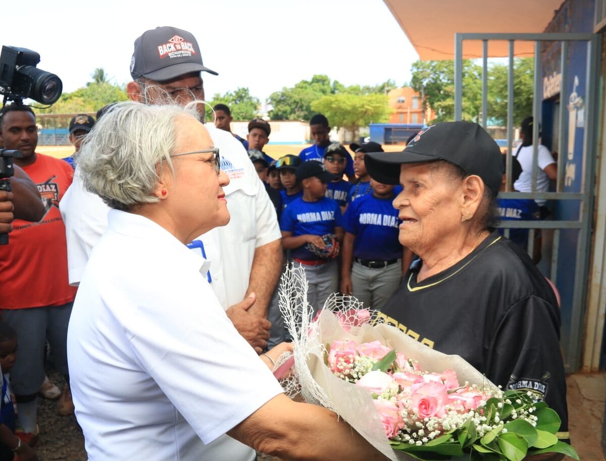 Dirección del Comisionado de Béisbol reconoce a doña Norma Díaz en el marco del Día de las Madres