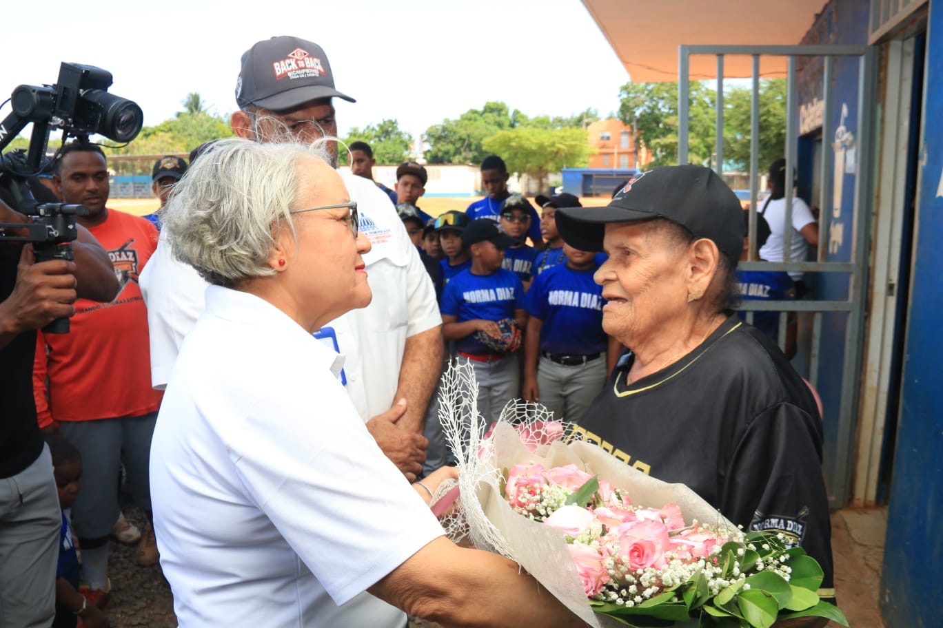 Dirección del Comisionado de Béisbol reconoce a doña Norma Díaz en el marco del Día de las Madres