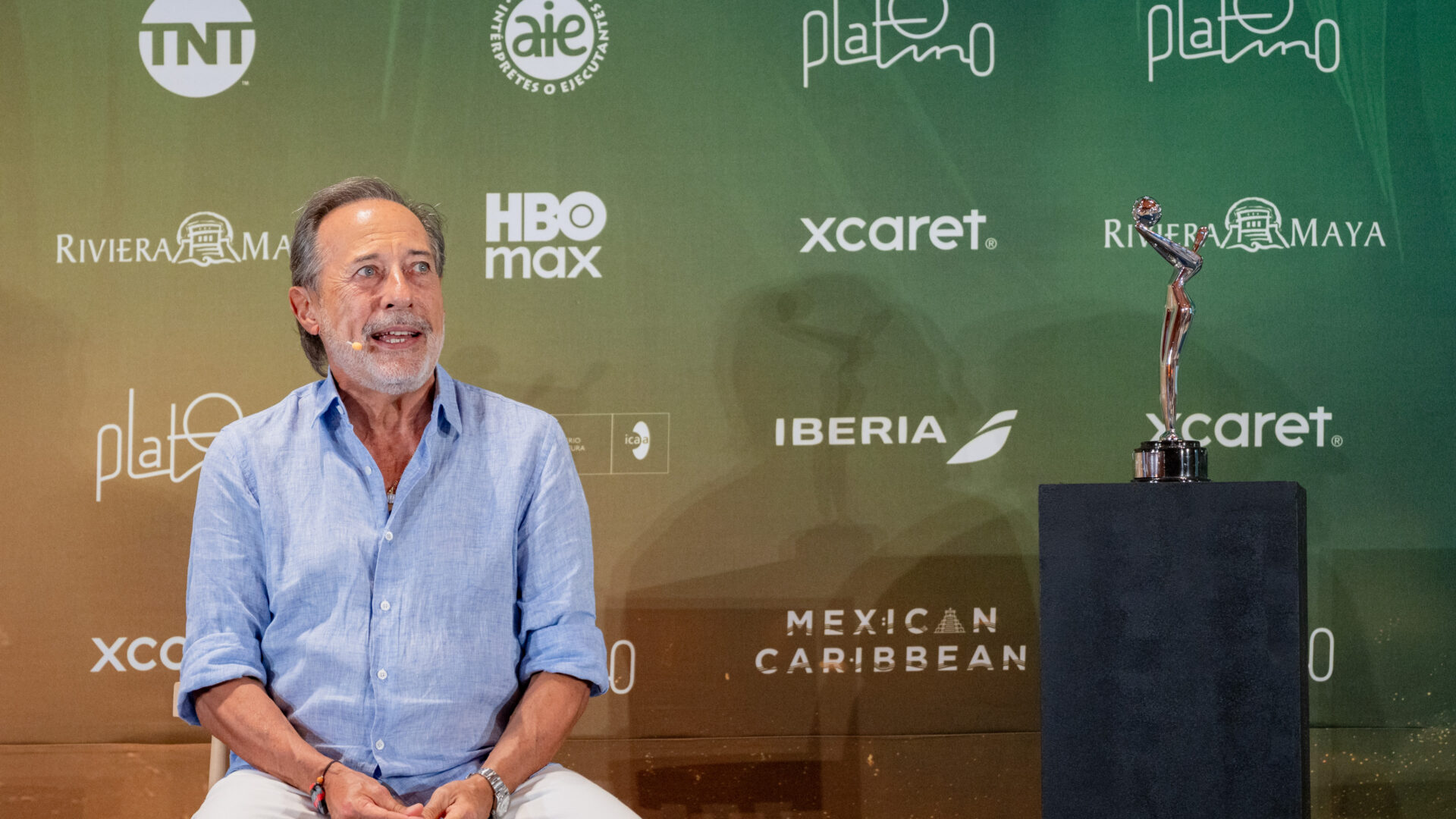 Guillermo Francella recibe homenaje en Premios PLATINO Xcaret 2026 por su trayectoria en el cine iberoamericano