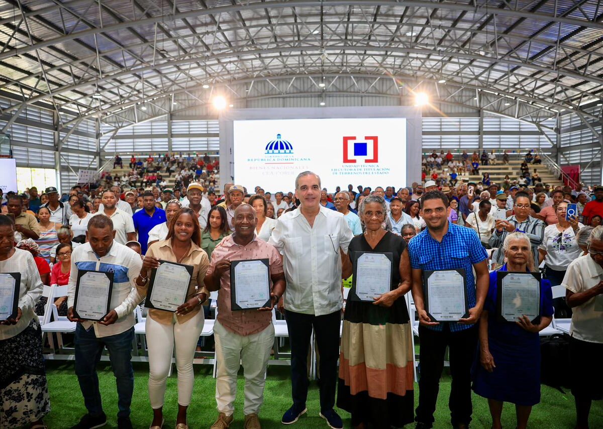 Abinader entrega 1,500 títulos en Nuevo Domingo Savio y anuncia otros 7,000 certificados para sectores del Distrito Nacional