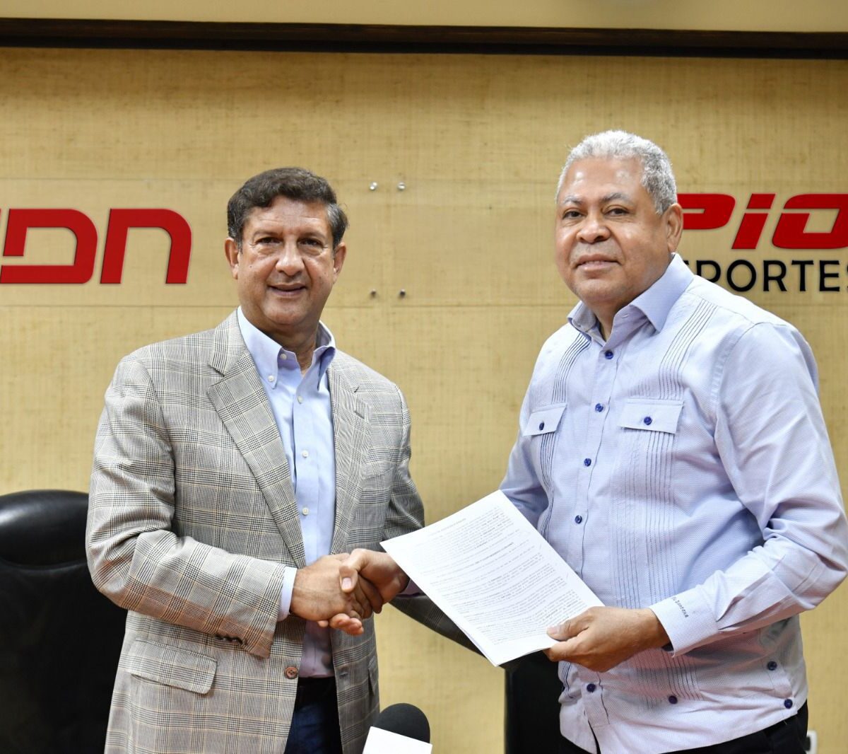 Manuel Estrella y José Pio Santana firman convenio para la transmisión oficial del Mundial 2026 en República Dominicana